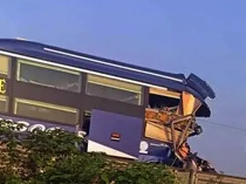 Không giữ khoảng cách an toàn, ô tô khách húc đuôi xe đầu kéo khiến 1 người tử vong