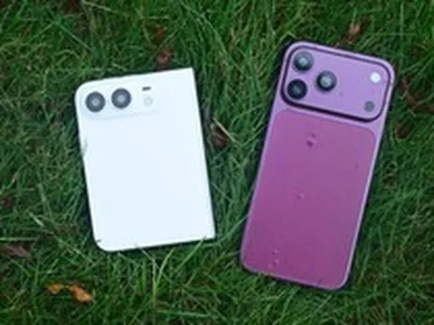 Mô hình iPhone 18 Pro Max đỏ cherry và iPhone Ultra trắng