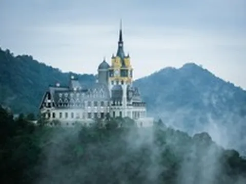 Việt Nam có một lâu đài cổ tích, nguy nga “phơi sương” giữa nơi được mệnh danh là "Đà Lạt của miền Bắc", 3 năm liên tiếp được World Travel Awards vinh danh