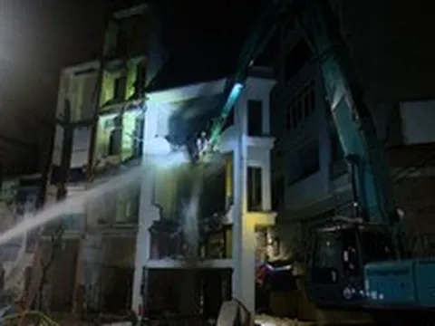 Xuyên đêm phá dỡ 7 tòa nhà cao tầng ở phường Ô Chợ Dừa