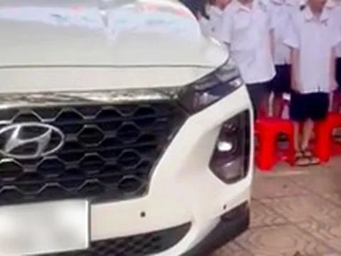Nữ hiệu phó đỗ ô tô giữa sân trường khi học sinh chào cờ: Bị phản ánh vay tiền giáo viên