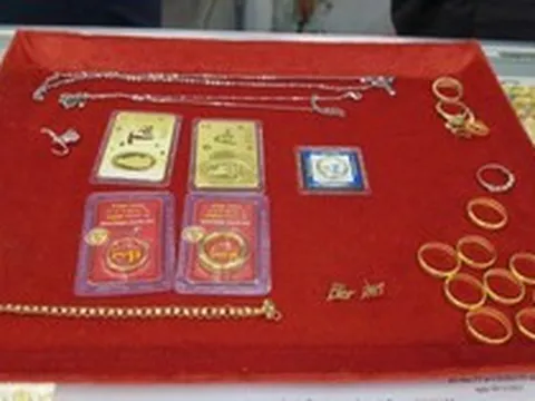 Phát hiện 15 nhẫn vàng, 2 dây chuyền cùng loạt nữ trang trong bao giấy, cụ bà 78 tuổi lập tức báo công an