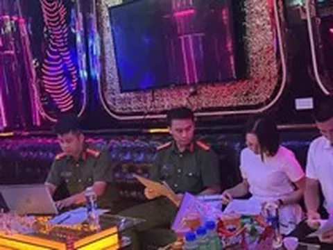 Kiểm tra quán Karaoke, phát hiện 4 cô gái múa khiêu dâm trong phòng VIP