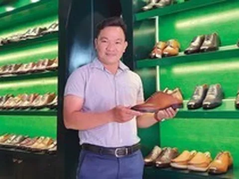 Thương hiệu giày Việt tuyên bố đóng cửa sau 10 năm, CEO đi làm… 'phụ hồ'