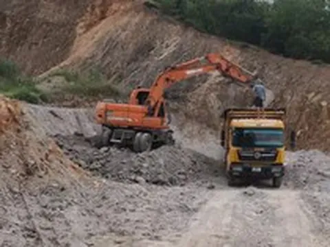Xử lý bãi đổ trộm chất thải ngay trước cổng nhà máy rác lớn nhất Hà Nội