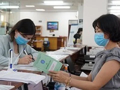 Đã đóng BHXH bắt buộc 20 năm 9 tháng, người lao động 55 tuổi nên chốt sổ chờ nhận lương hưu hay tiếp tục tham gia? Cơ quan BHXH trả lời