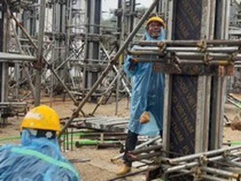 90 công nhân của tỷ phú Phạm Nhật Vượng vượt 120 km đường đèo, “chạy đua” giữa đại ngàn làm một việc đặc biệt cho trẻ em vùng cao