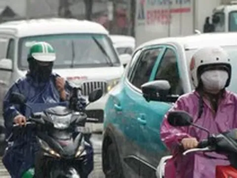 Mưa lớn giữa trưa ở TPHCM, dòng người và xe 'nhích từng chút'