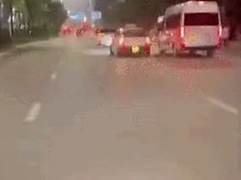 Hà Nội: Công an xác minh clip xe hợp đồng và xe taxi chèn ép nhau trên đường Giải Phóng