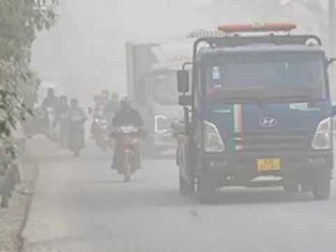 'Bão bụi' mù mịt từ các công trường bủa vây đường phố Hà Nội