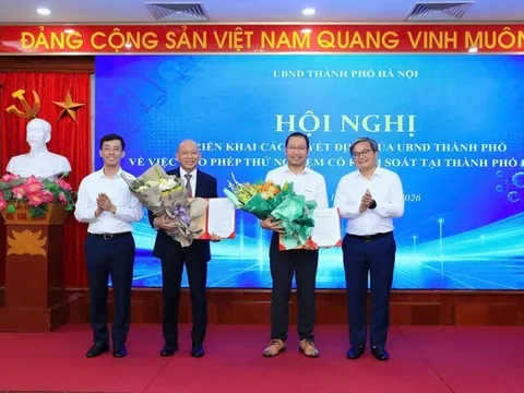 Hà Nội trao quyết định sandbox cho hai doanh nghiệp thí điểm xe tự hành và chế tạo đất hiếm