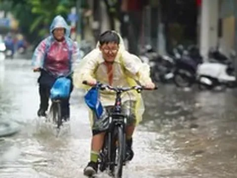 Người Hà Nội lội nước, 'chôn chân' giữa phố sau trận mưa lớn