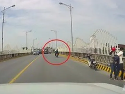 Camera Thiếu tá quân đội lao xuống sông cứu người rồi mất tích, mẹ khóc ngất ở hiện trường