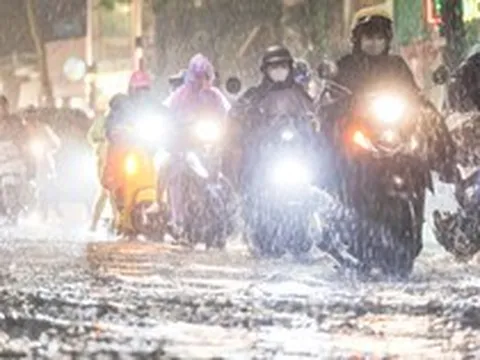 Mây dông lan rộng, Hà Nội cảnh báo lốc, sét, mưa đá