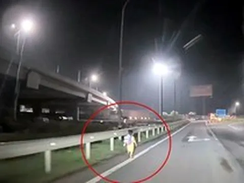 Bé trai đeo cặp sách vừa chạy vừa khóc trên cao tốc lúc 23 giờ, bất ngờ chuyện phía sau