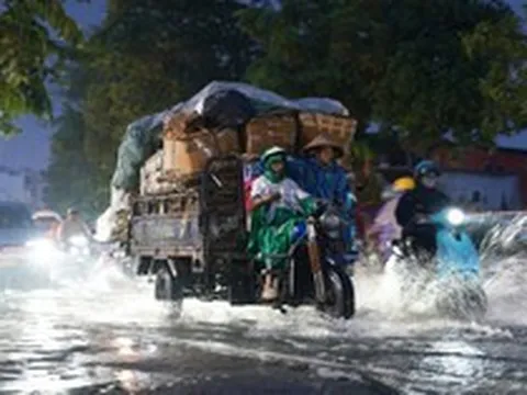 Mưa lớn kết hợp triều cường đạt đỉnh, người dân TP.HCM bì bõm lội nước về nhà