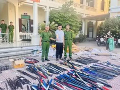 Khám xét 2 kho hàng, công an thu giữ gần 1 tấn kiếm, gậy ba-ton và bình xịt hơi cay: Khởi tố Ninh Văn Thanh SN 2002