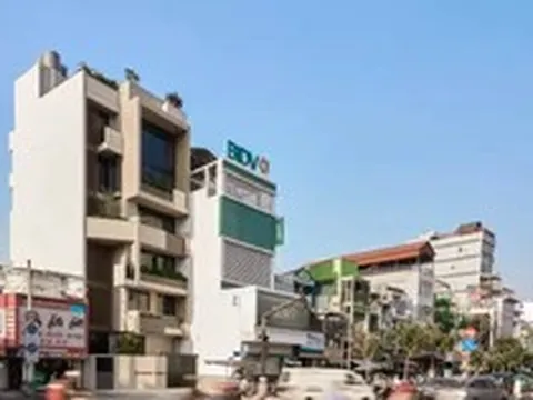 Nhà phố 7 tầng ngập tràn ánh sáng và cây xanh