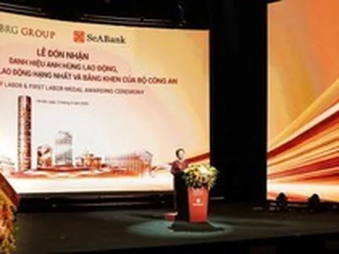 Nữ doanh nhân Nguyễn Thị Nga vừa được trao danh hiệu Anh hùng Lao động, cổ phiếu ngân hàng liên quan bất ngờ có diễn biến đặc biệt