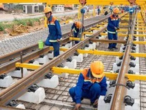 Tuyến metro đầu tiên tại Phú Quốc bắt đầu lắp 2.850 thanh ray