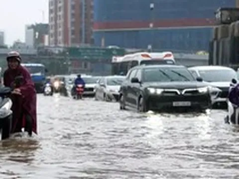 Nước ngập sâu, phương tiện ùn dài 2 chiều lên xuống cầu Vĩnh Tuy