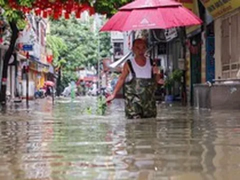 Mưa suốt đêm, nhiều tuyến phố Hà Nội ngập úng, giao thông ùn tắc