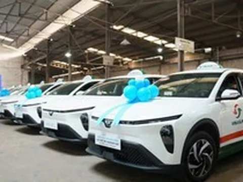 Giữa sức ép taxi điện, Vinasun lập tức bổ sung VinFast Limo Green vào đội xe