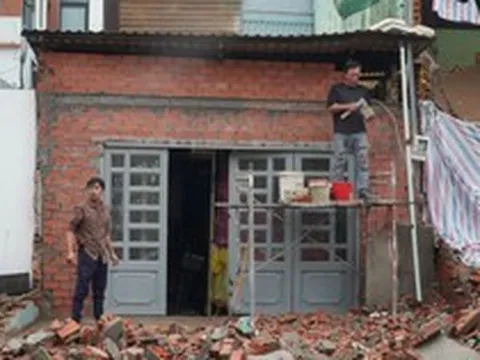 Người dân tháo dỡ nhà, giao mặt bằng làm cầu đường 6.300 tỷ ở TP.HCM