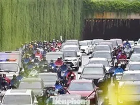 Hà Nội: Dòng xe 'bất động' ở hầm chui Trung Hòa giờ cao điểm