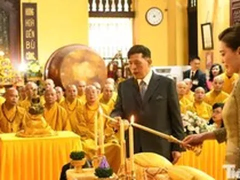 Nhà vua Thái Lan và Hoàng hậu thăm chùa Quán Sứ và dự lễ cầu an