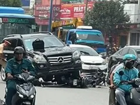 Ô tô Mercedes tông hàng loạt xe máy đang dừng chờ đèn đỏ ở TPHCM