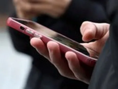 EU đề xuất cấm trẻ dưới 15 tuổi dùng mạng xã hội và chatbot AI