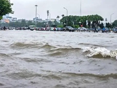 Hà Nội mưa cả đêm không ngớt, loạt tuyến phố ngập úng