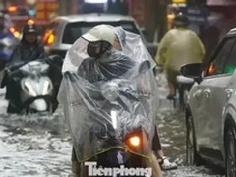 Nhiều điểm ngập sâu, phụ huynh cõng con đến trường, vượt ngập đi làm