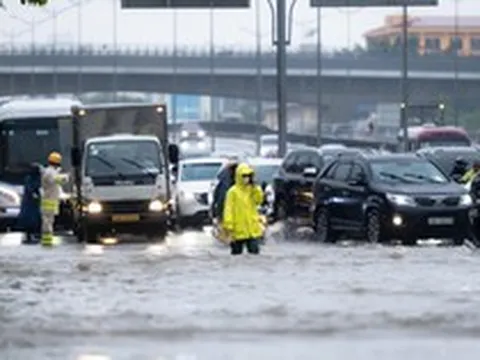 Toàn cảnh Hà Nội ngập sau trận mưa suốt đêm: Những ai đi làm sáng nay lưu ý các tuyến đường này!