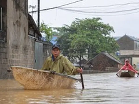 Ngập 3 ngày chưa rút, người dân ngoại thành Hà Nội chèo thuyền đi lại giữa làng