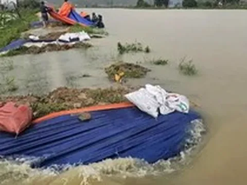 Vỡ bờ kênh ở Thanh Hóa