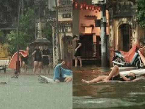Cảnh lạ ở Văn Quán sau ngày Hà Nội mưa xối xả, đường Triều Khúc cũng biến thành bể bơi khổng lồ