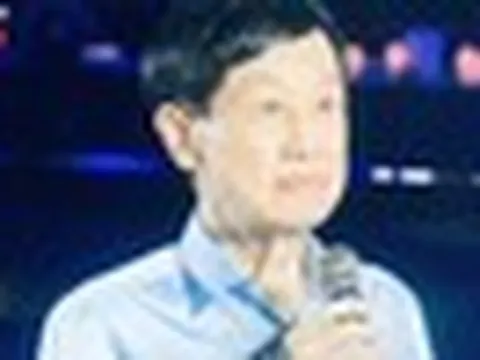 Xách túi đen, bảng không số, ông Johnathan Hạnh Nguyễn ủng hộ 10 tỷ đồng cho nhiều trẻ em Việt Nam