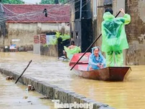 Nước dâng ngang người, người dân vùng ven Hà Nội dùng thuyền đi lại