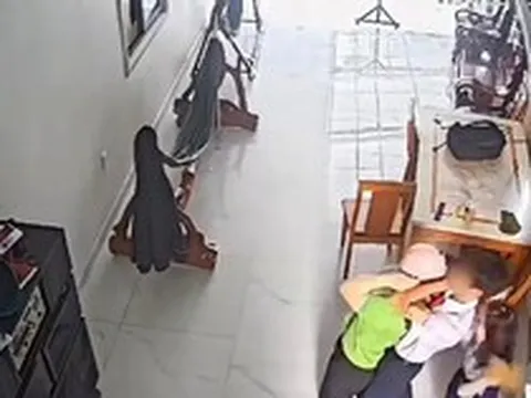 Thông tin mới vụ nam sinh lớp 7 siết cổ, đánh người thân