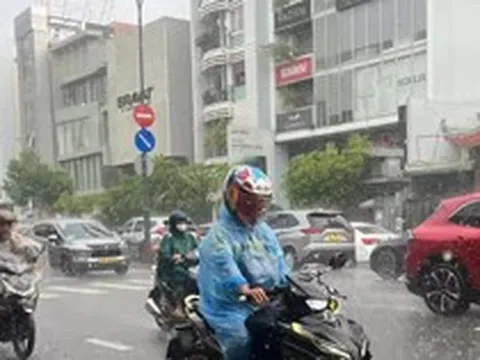 Mưa lớn bất ngờ, ảnh hưởng nhiều tuyến đường ở TP. HCM