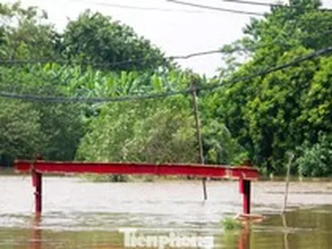 3 cây cầu 'mất dấu' trong nước lũ, người dân Hà Nội phải đi vòng 10 km để sang sông