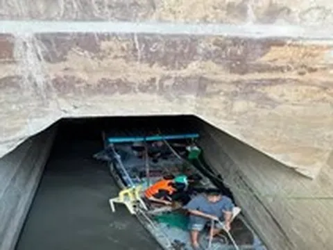Hà Nội: Cảnh sát cứu 2 người mắc kẹt trong cống Chèm