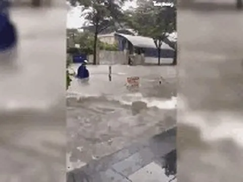 Bảo vệ kể giây phút thoát thân khi nước tràn vào tầng hầm chung cư như thác đổ