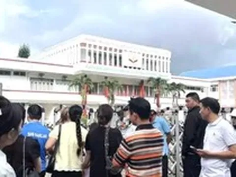 Phụ huynh bức xúc khi đến họp muộn, trường đóng cổng: Hiệu trưởng nói gì?