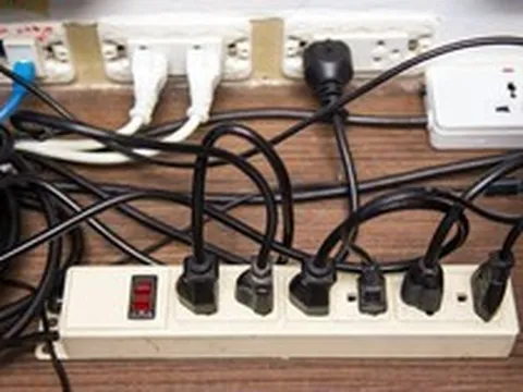 Chuyên gia cảnh báo khẩn đến các gia đình đang "cắm nhiều thiết bị vào cùng một ổ cắm điện"