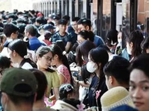 Vì sao tài chính ngân hàng, CNTT, báo chí... hot cả chục năm bỗng giảm nhiệt, cử nhân VN "chật vật" tìm việc?