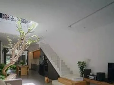 Nhà phố mặt tiền 4,5m vẫn rộng, thoáng nhờ giếng trời