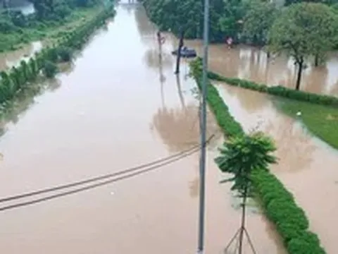 Đại lộ Thăng Long ngập sâu 1 m